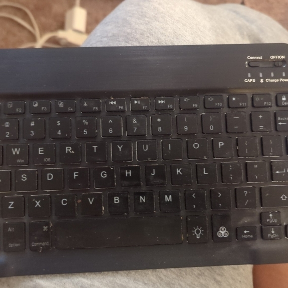 Mini LED wireless keyboard - Picture 2 of 5